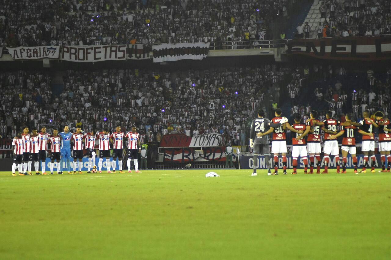 El minuto de silencio por el aniversario de la tragedia del Chapecoense. Al final el Metro quedó silenciado.