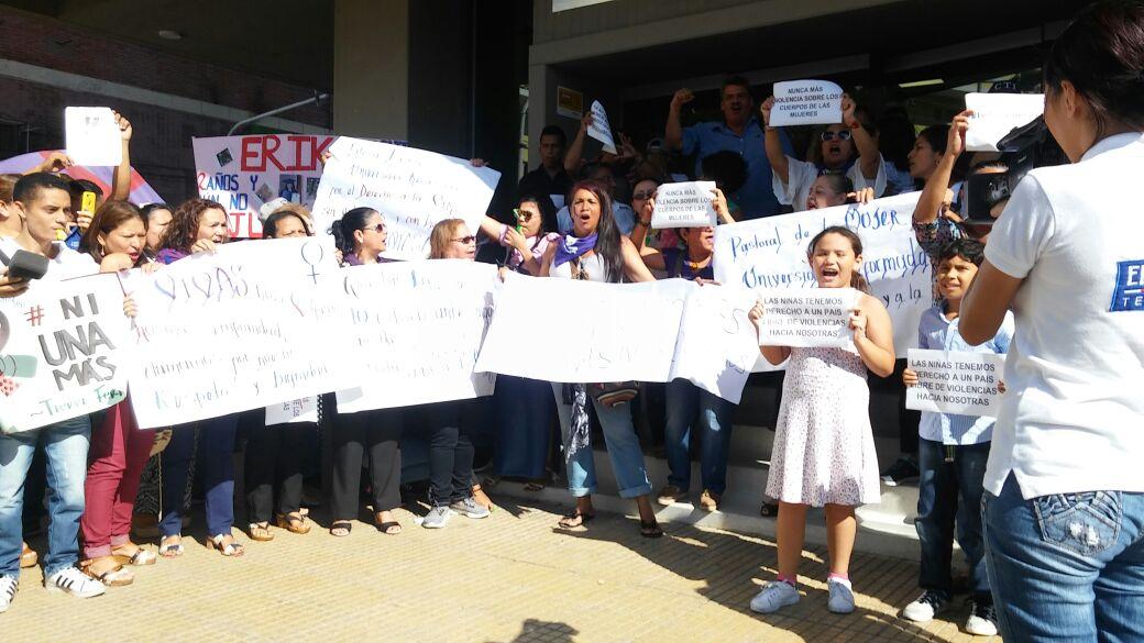 Con carteles y gritos clamaron justicia por el crimen de Gabriela Romero Cabarcas.