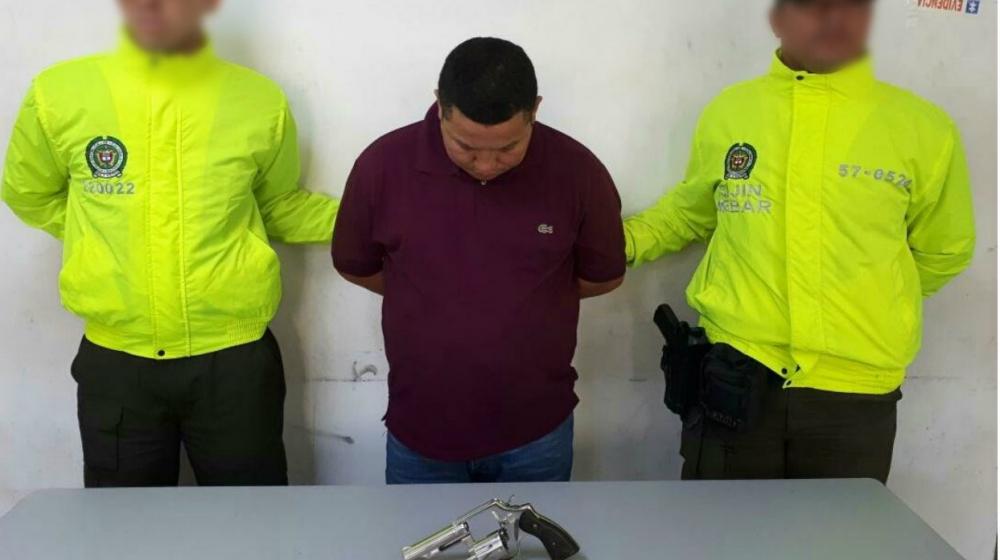 Ezequiel Coronel Gómez, de 40 años de edad, capturado con un revólver.