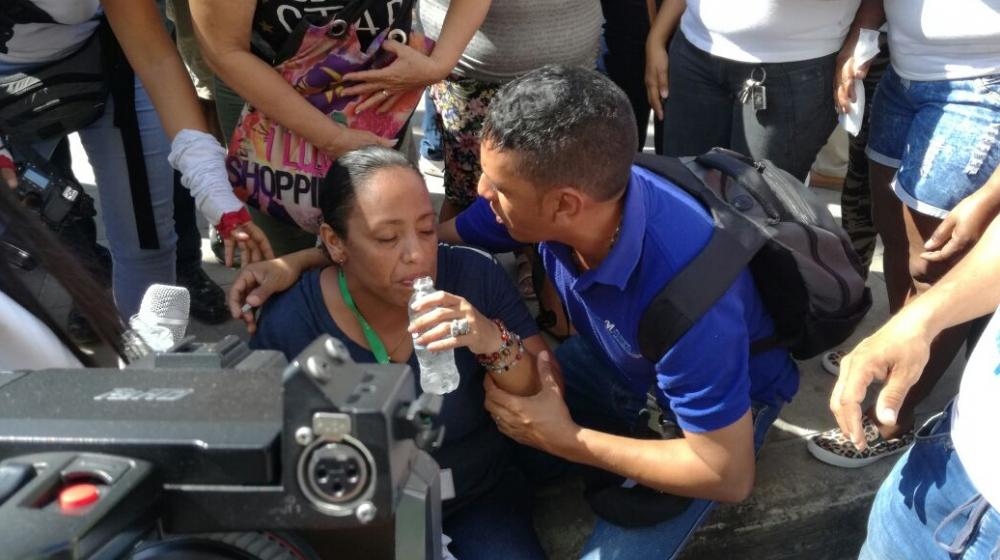 Luz Divina Cabarcas, madre de Gabriela Andrea, se desmayó durante el plantón.