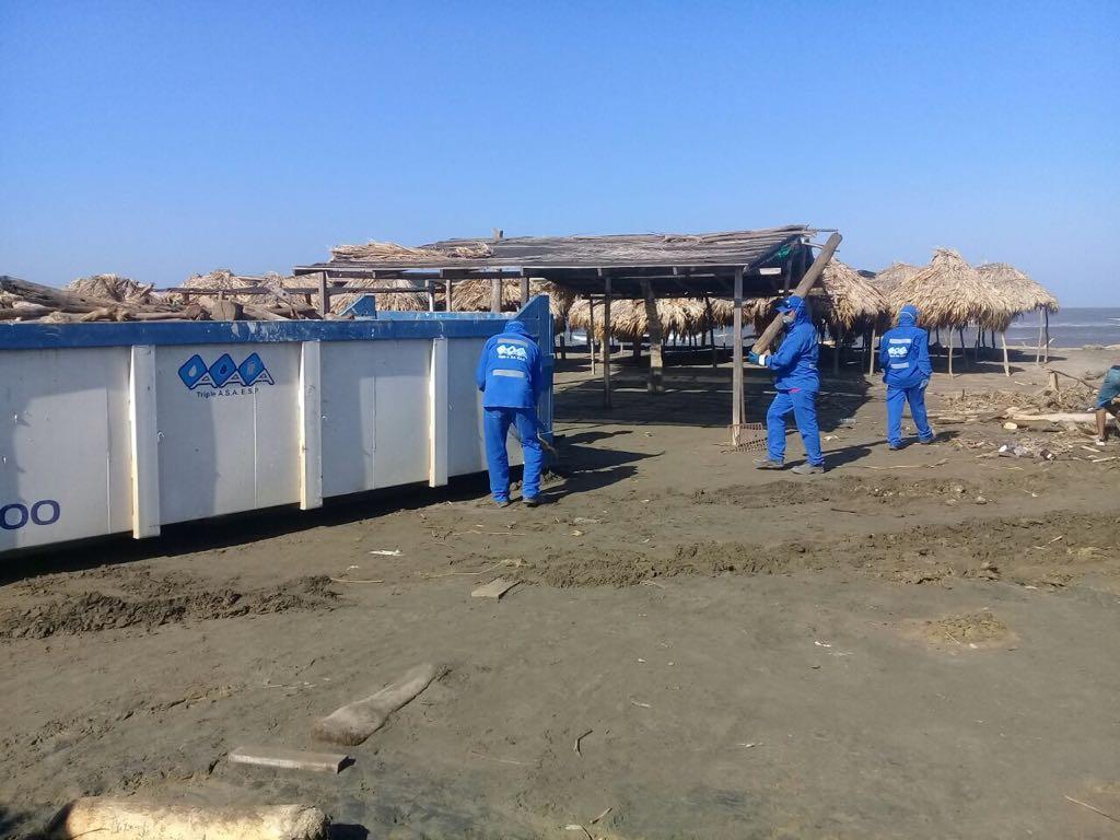 Operarios de la Triple A limpian las playas.