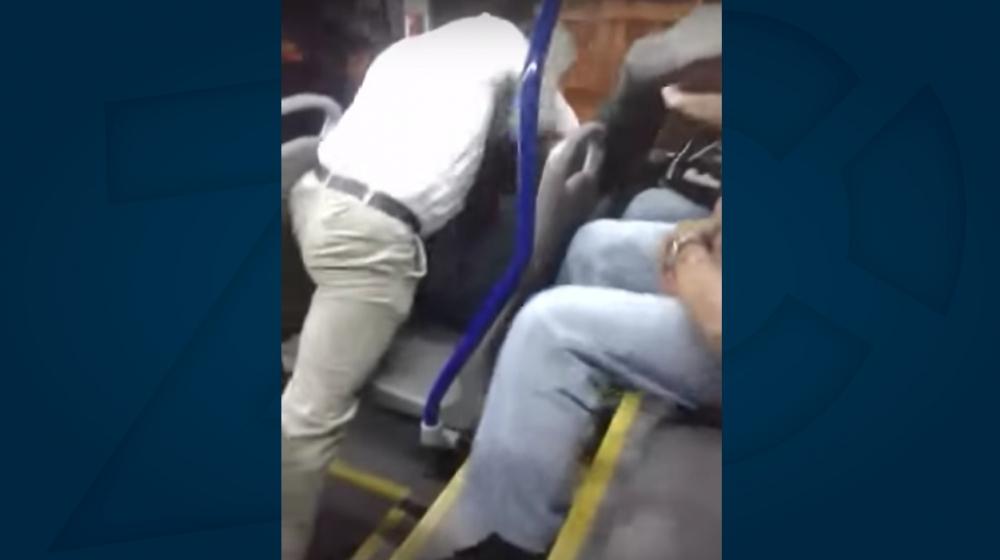 Momento en el que el conductor golpea al pasajero.