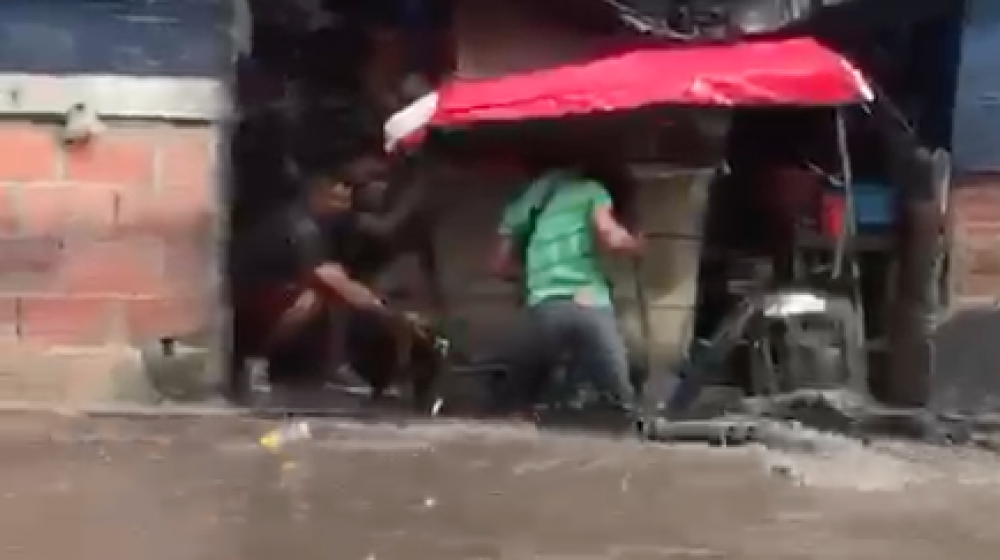 La corriente sorprendió a los bicitaxistas.