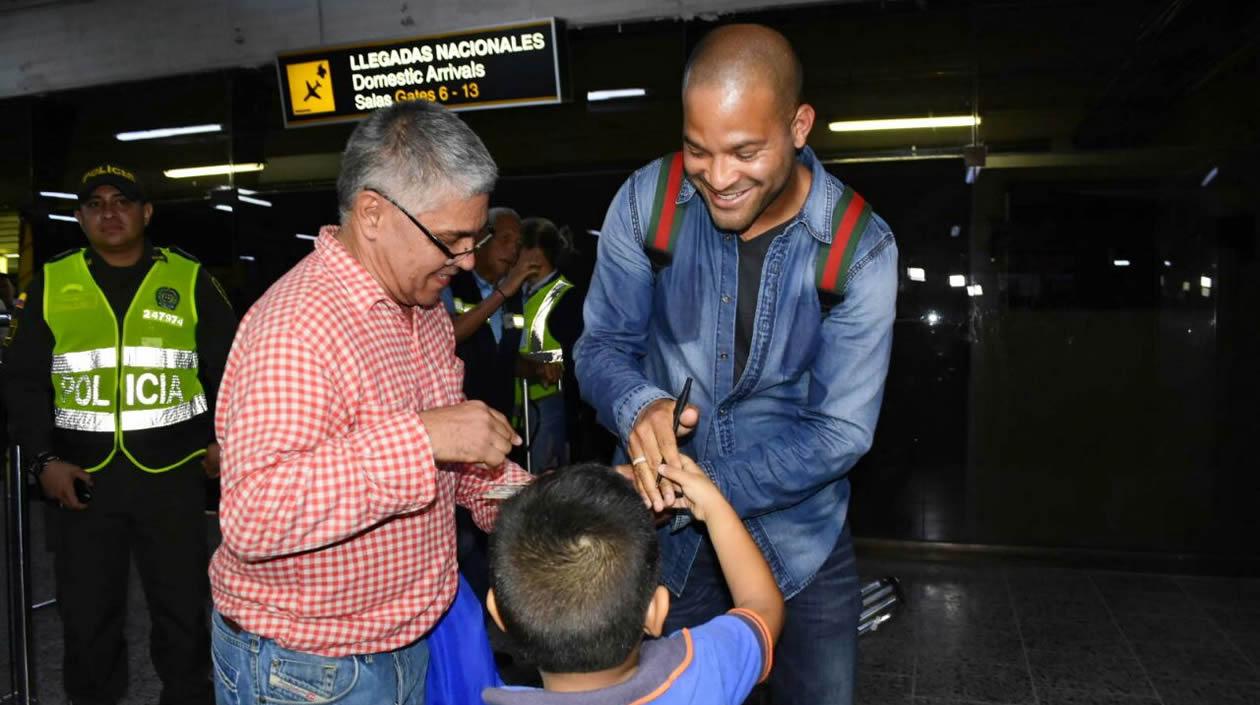 Después de las 4 de la tarde Alberto 'El mudo' Rodríguez llegó al aeropuerto Ernesto Cortissoz.
