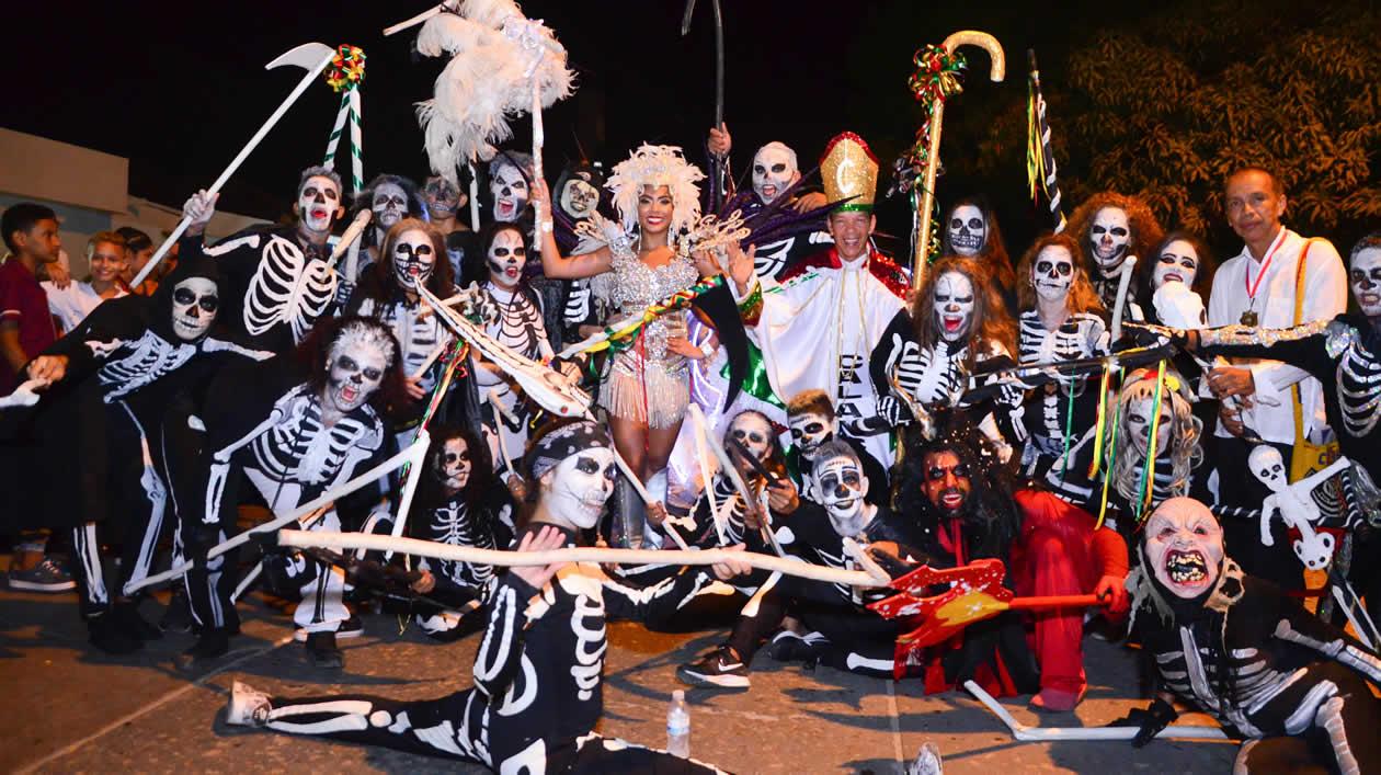 La Reina María José Romo Regino junto a la danza de la muerte.