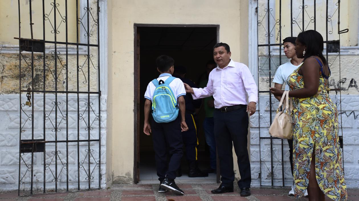 El rector Severo Ramírez recibió a cada uno de los estudiantes.