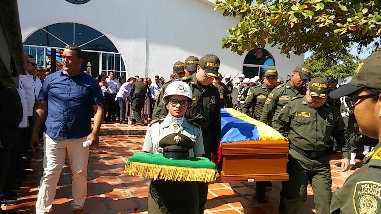 Los ataúdes fueron sacados uno por uno por los demás uniformados.