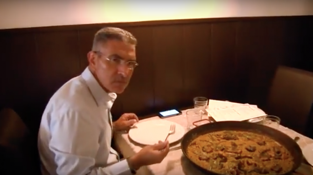 Jorge Cura junto a la paella.