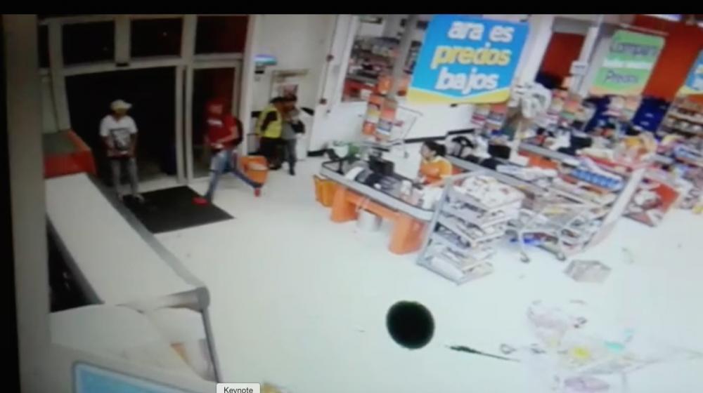Los dos delincuentes con gorras y camisetas roja y blanca.
