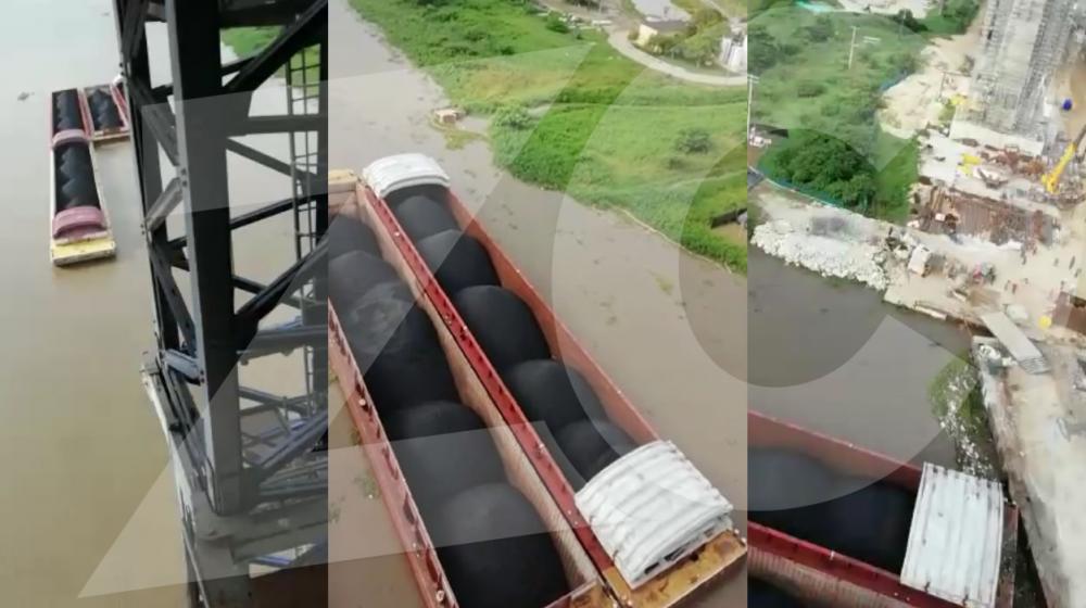 Momentos en que las 5 barcazas chocan contra la infraestructura del nuevo Puente Pumarejo.