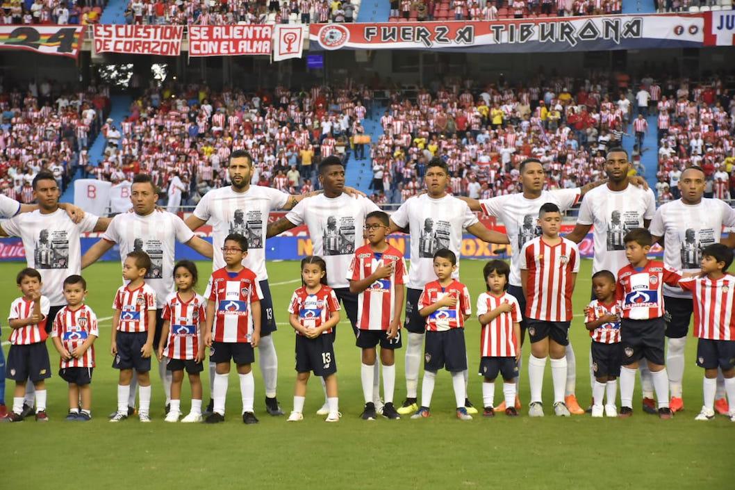 Jugadores del Junior saltaron a la cancha con una camiseta rindiendo homenaje póstumo al DT José Varacka.