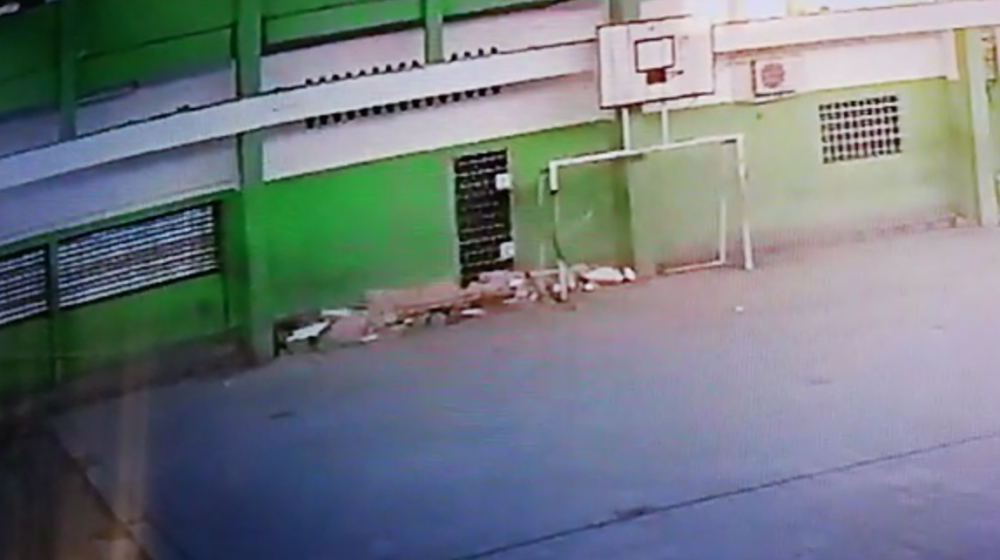 Momento en el que cae parte del plafón. 