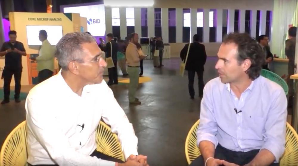 El periodista Jorge Cura con el Alcalde de Medellín Federico Gutiérrez.