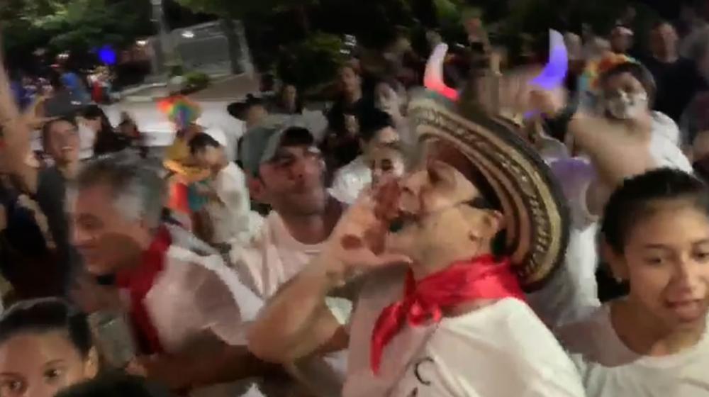 Momento en el que los barranquilleros piden los dulces.