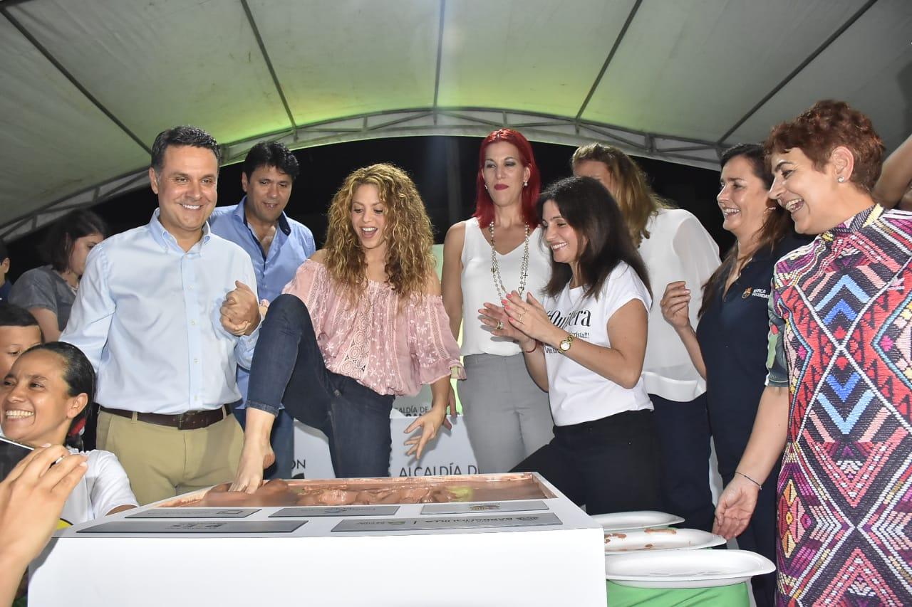 Momento en el que Shakira coloca su pie derecho en la arcilla líquida.