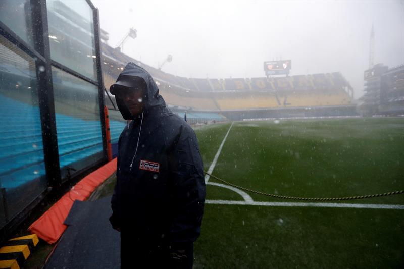 Un trabajador revisa las instalaciones del estadio en pleno aguacero.