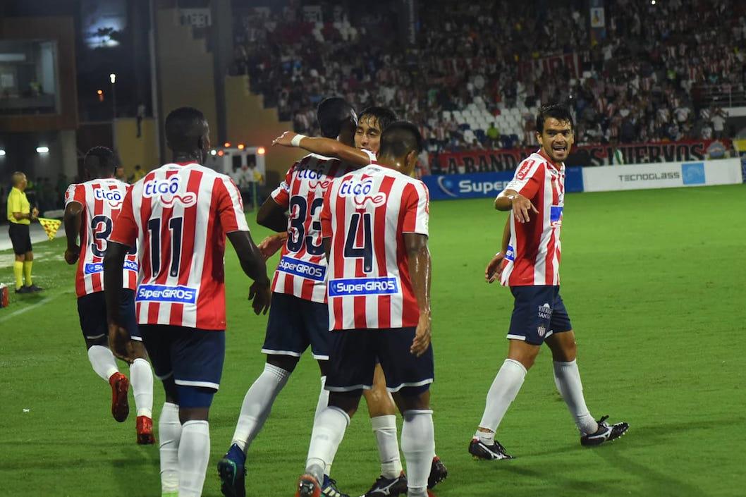 Jugadores del Junior celebrando el gol de Iván Rivas.