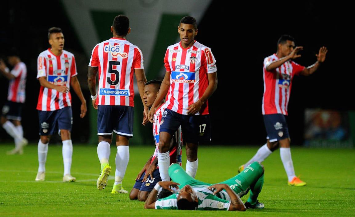 Carlos Peralta en el suelo mientras los junioristas celebran el paso a semifinales.