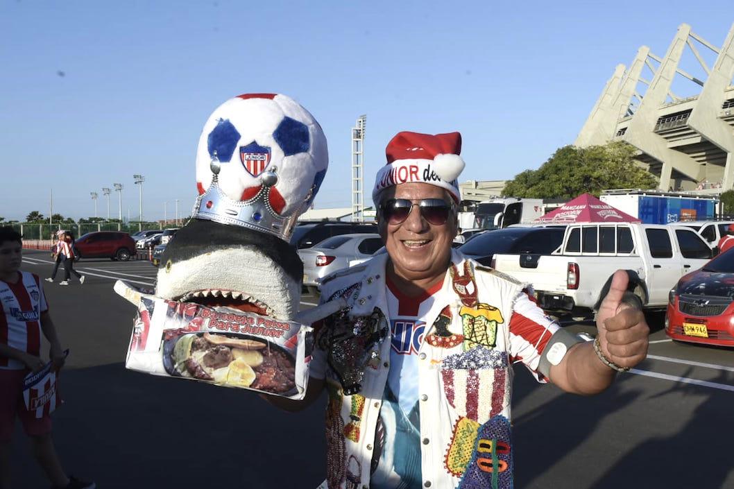 Aficionados llegaron al Metropoltano con los simbolos del Junior y el Carnaval de Barranquilla.