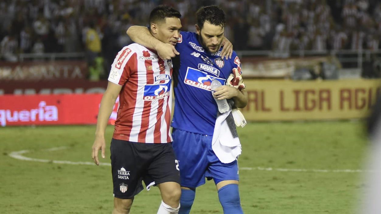 Un abrazo triunfal de Teófilo Gutiérrez con Sebastián Viera.