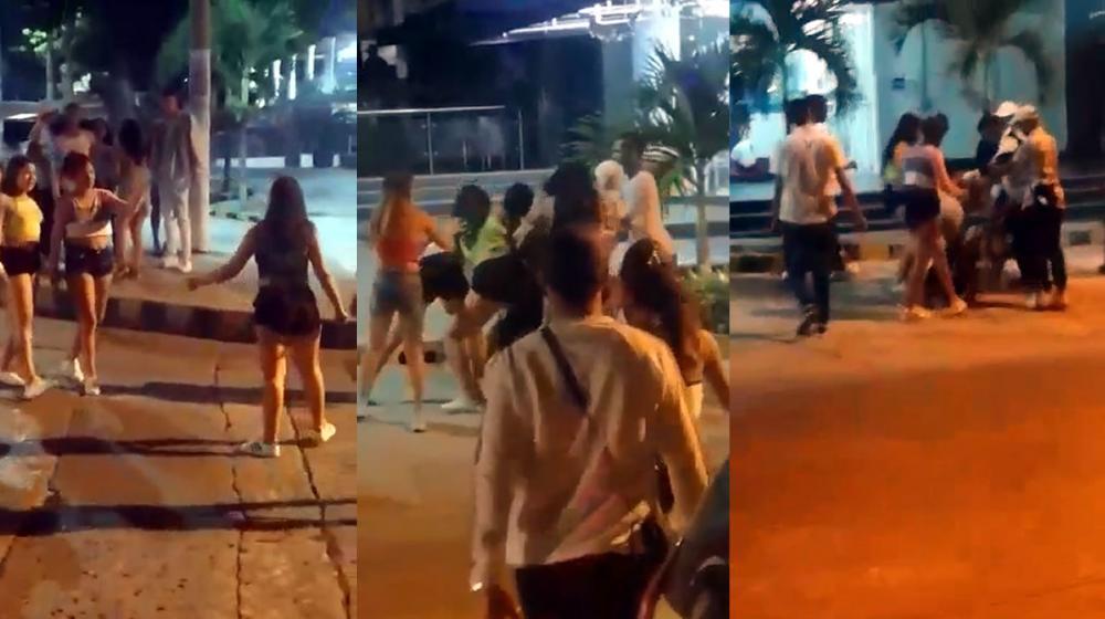 Un degradante espectáculo de por lo menos 8 jovencitas que se enfrentan en la puerta de una discoteca