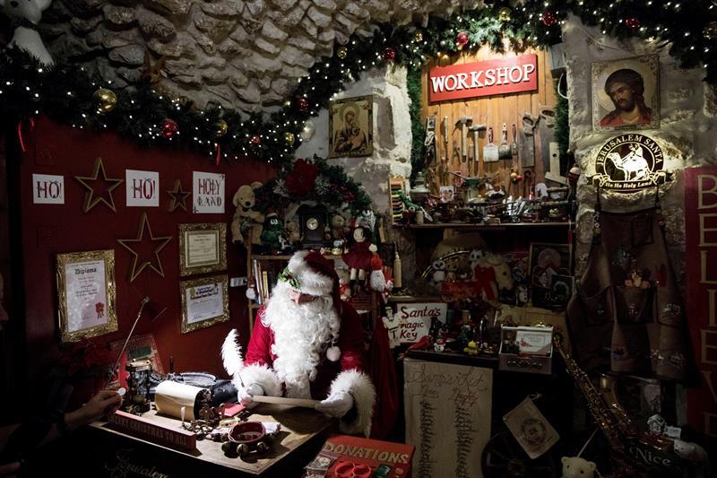 Issa Kassissieh, vestido de Santa Claus, trabaja en el taller de la Casa de Santa en el barrio cristiano, cerca de la Puerta de Jaffa, en el casco viejo de Jerusalén.
