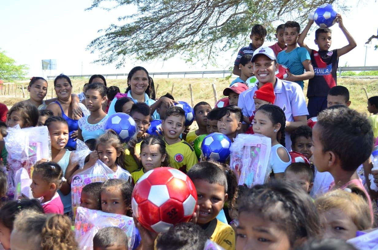 Niños de Cerro de San Antonio rodean a Carlos Bacca.