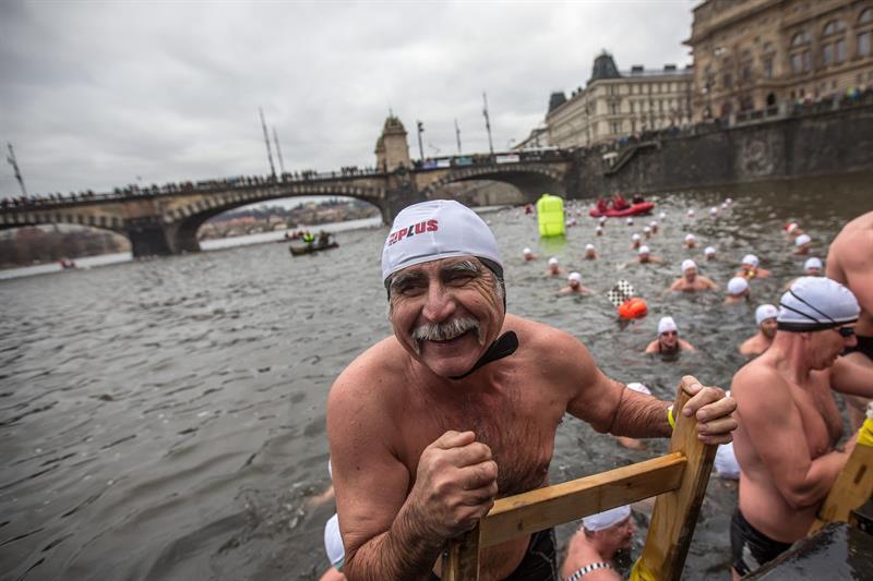 Varias personas participan en el chapuzón navideño en el río Moldava en Praga (República Checa).
