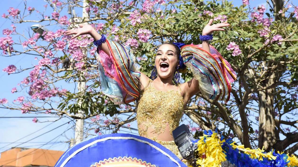 La Reina Valeria saluda a los asistentes al Carnaval del suroccidente.