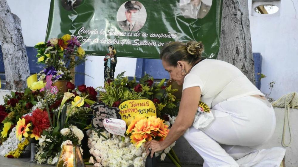 Homenaje a los policías muertos en la estación de San José