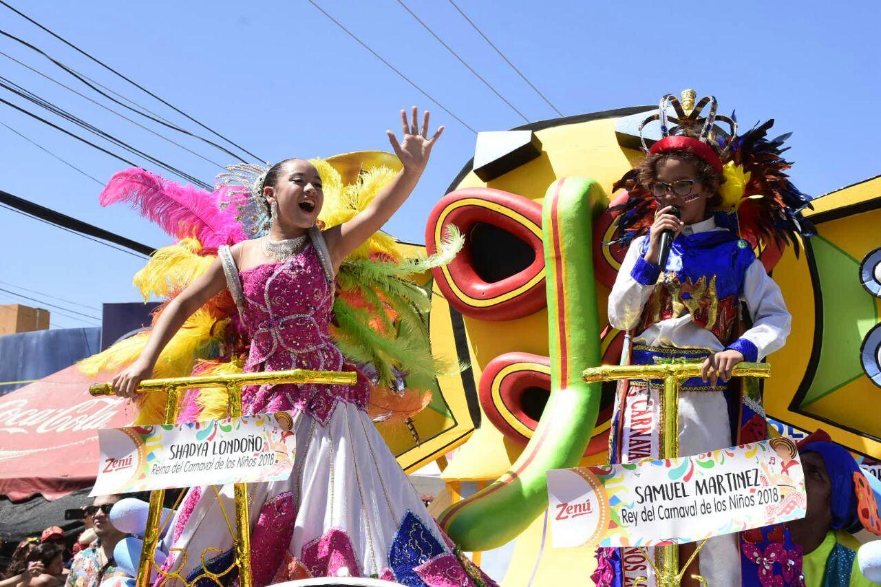 Shadya y Sammy abriendo el desfile.