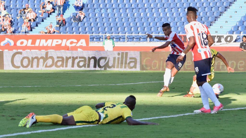 Remate de Luis Díaz que significó el gol de la victoria juniorista.