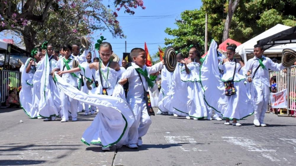 Niños del programa de Gestión del Distrito en el Carnaval de los Niños.