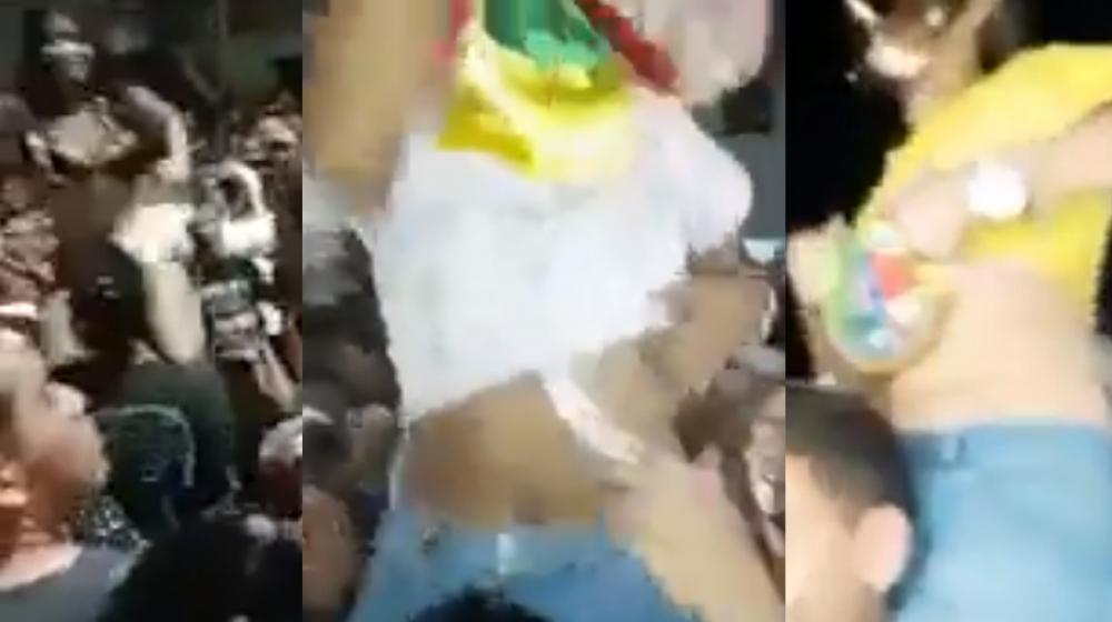 Momentos en el que las mujeres se levantan sus blusas.