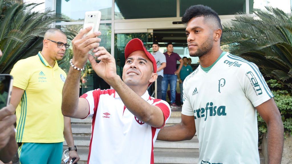 Borja posa ante un hincha de Junior.
