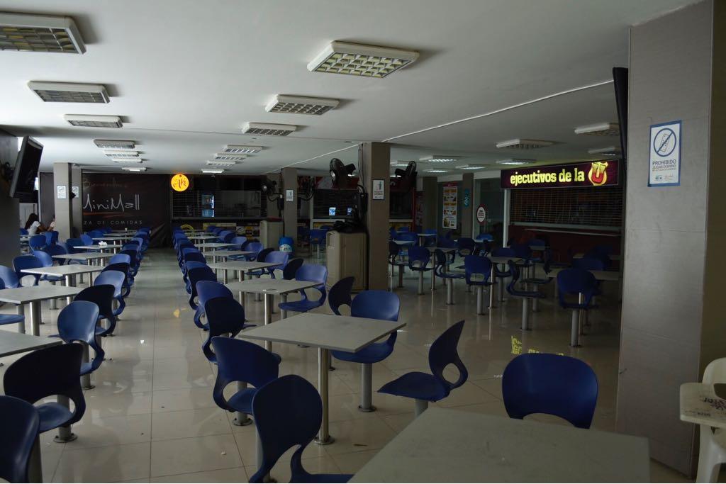 No es día festivo pero así luce una cafetería de la Universidad Autónoma del Caribe.