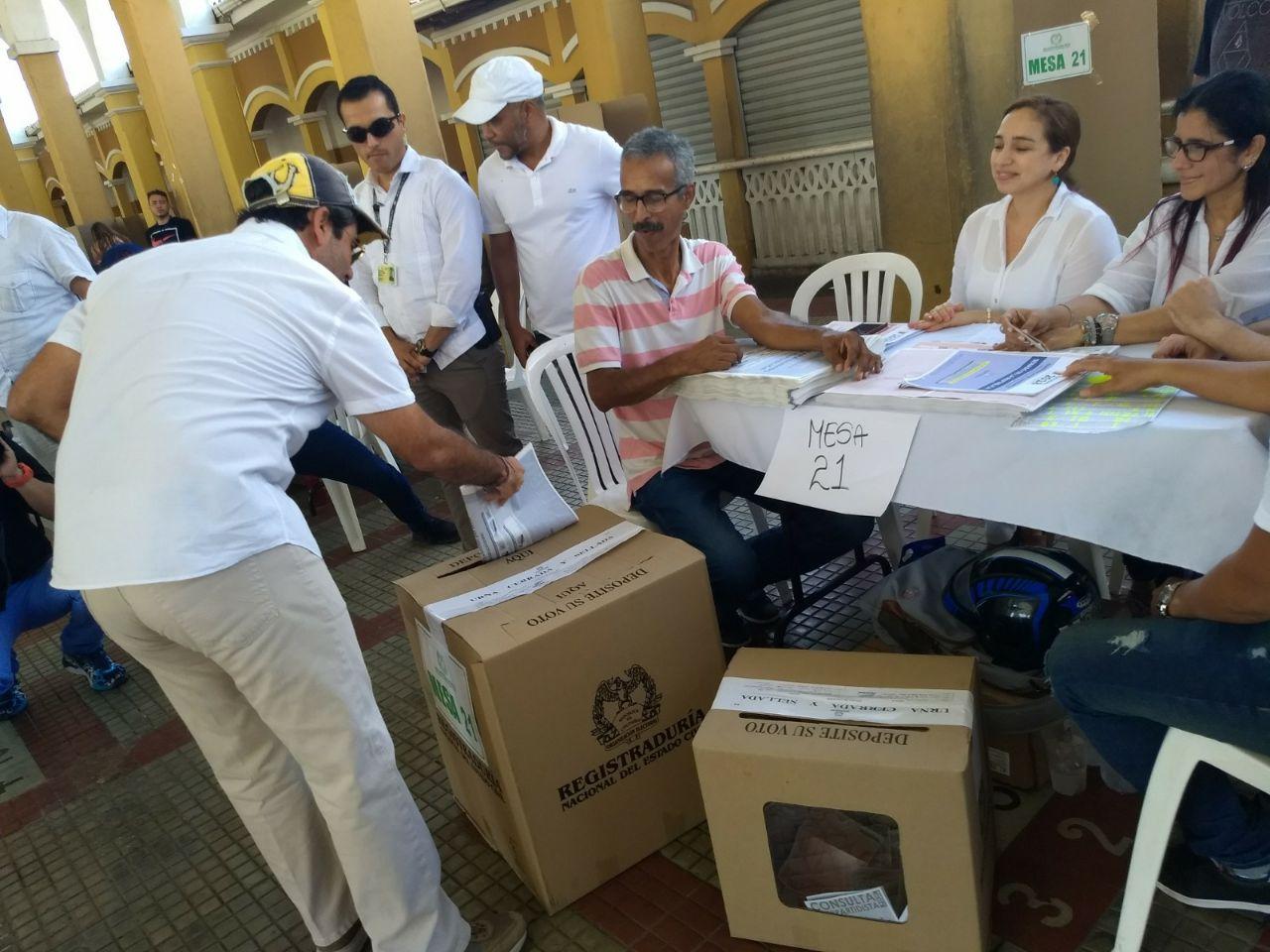 El Alcalde Alejandro Char deposita su voto en el Instituto La Salle.