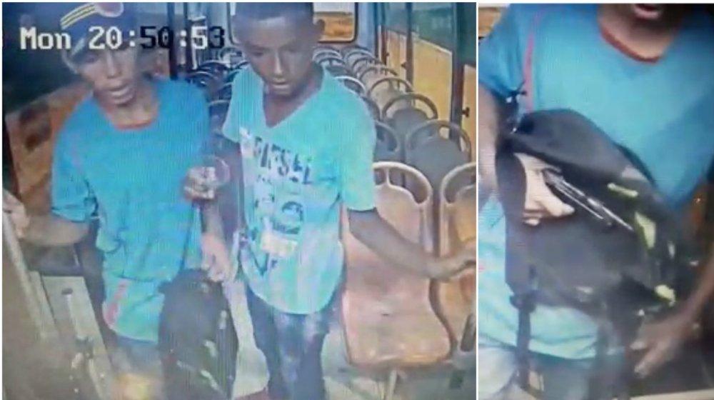 Los dos delincuentes al momento del atraco al conductor.