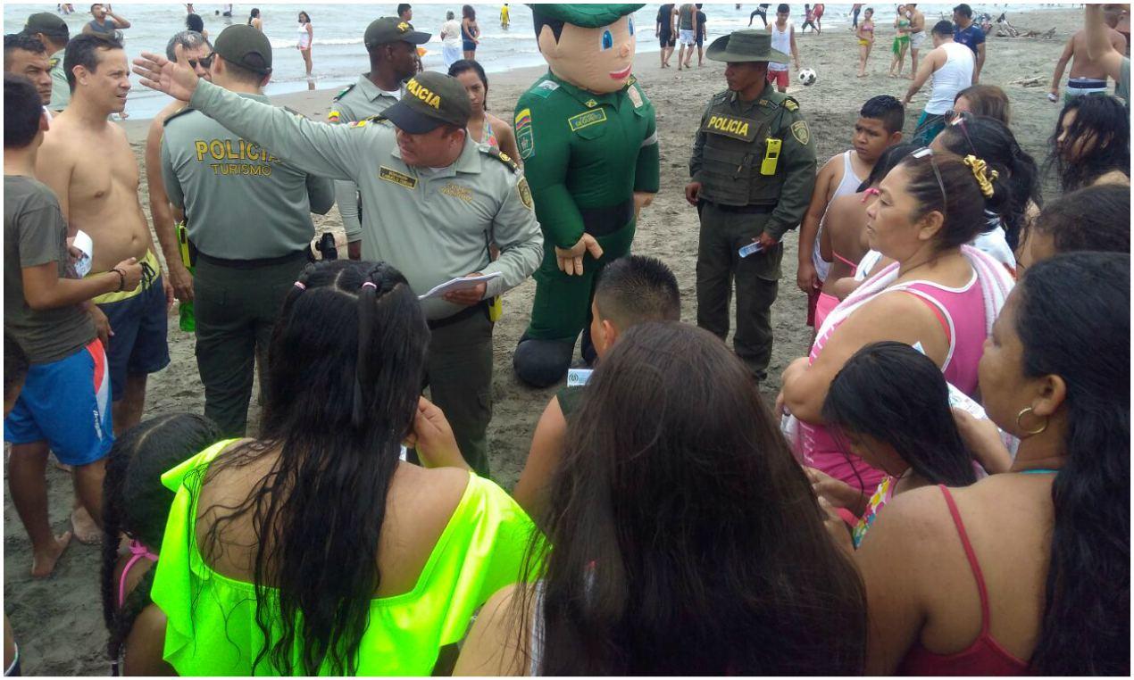 Campaña con los bañistas realizó la Policía en las playas del Atlántico.