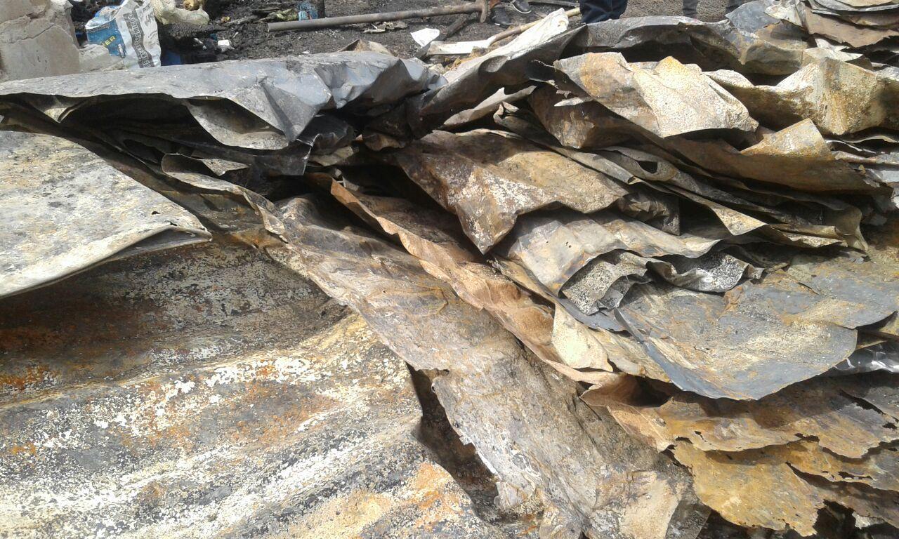 Láminas de zinc retorcidas por la fuerte acción de las llamas.