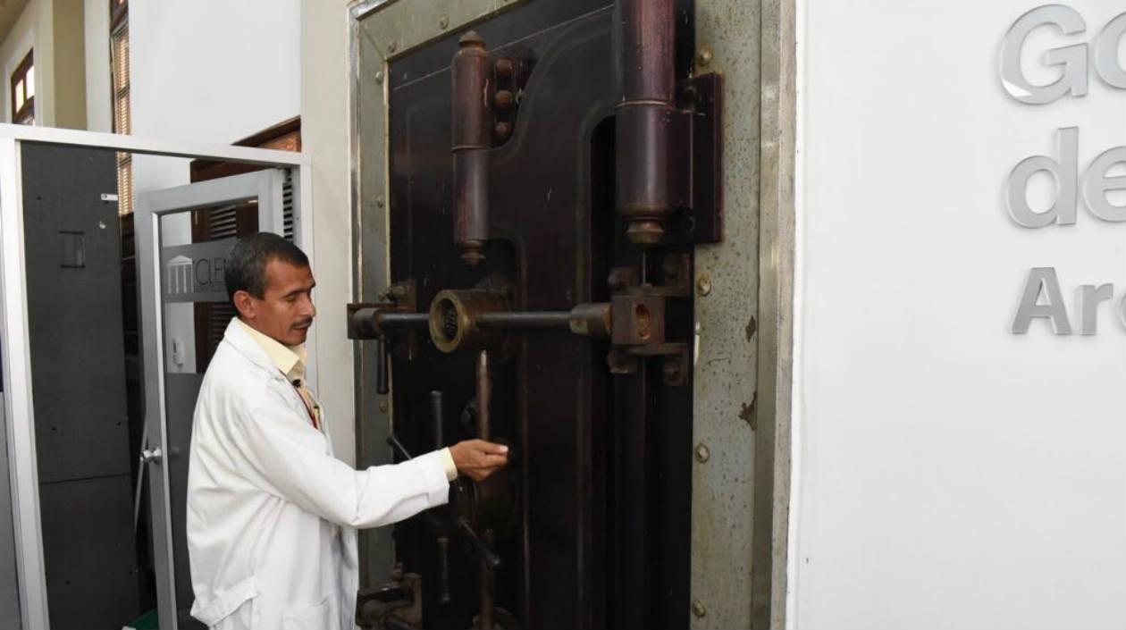 La puerta fue instalada en 1919, durante la construcción del edificio de la Aduana. 