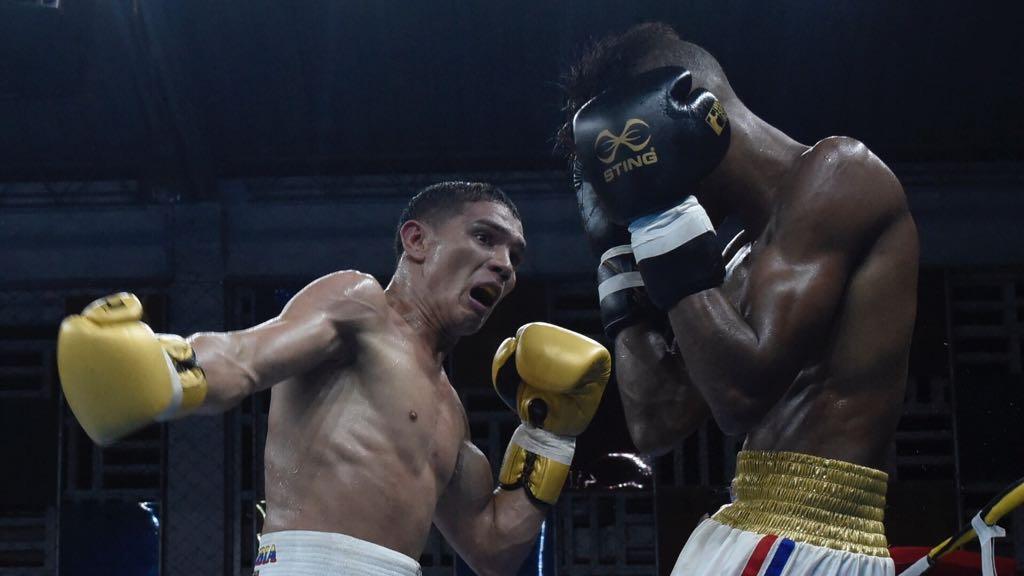 El colombiano Ceiber Ávila salió decidido a llevar por delante a Arnolys Bignotte.