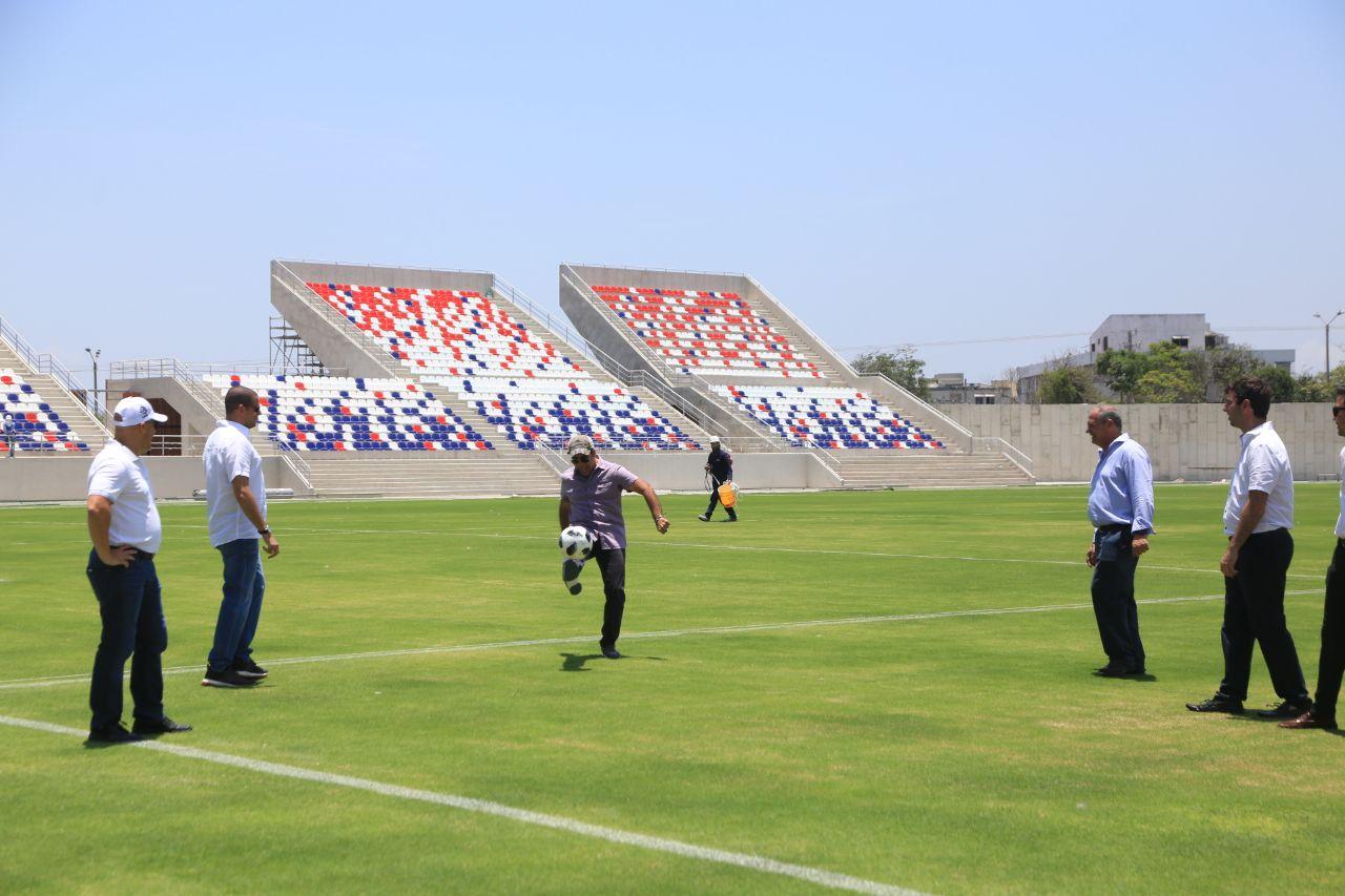 El Alcalde Alejandro Char realizó algunos toques con la pelota con los representantes de Schola. 