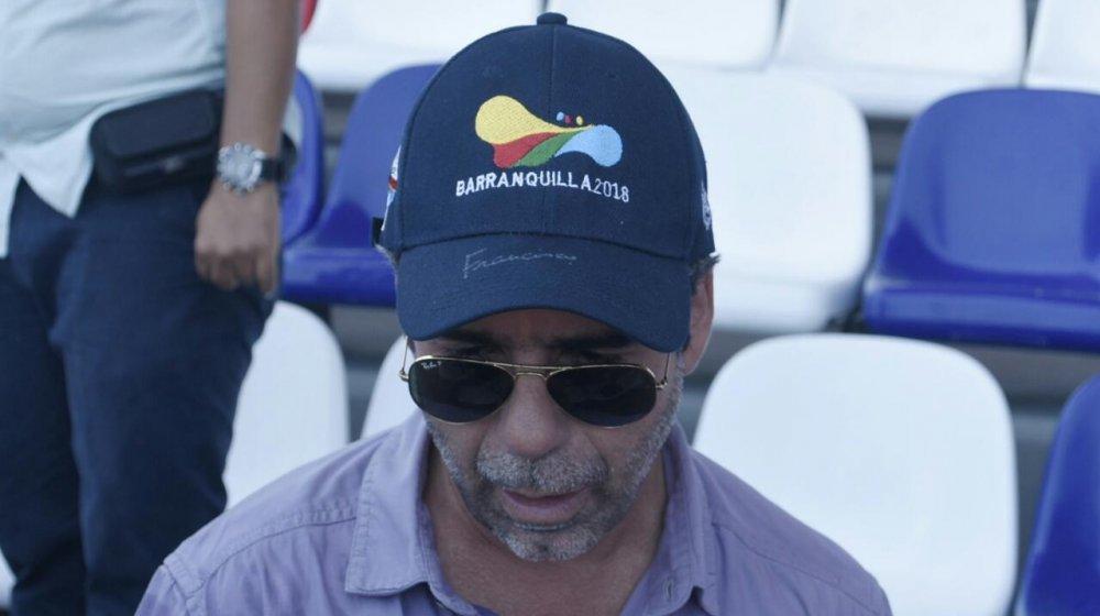 Alejandro Char con la gorra firmada por el Papa Francisco. 