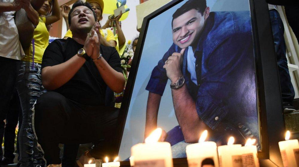 Rafael de Jesús Díaz encendió velas con los seguidores.