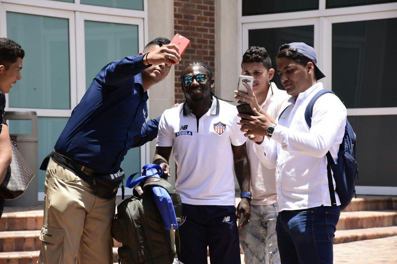 Yimmi Chará compartiendo con los hinchas a la salida del hotel. 