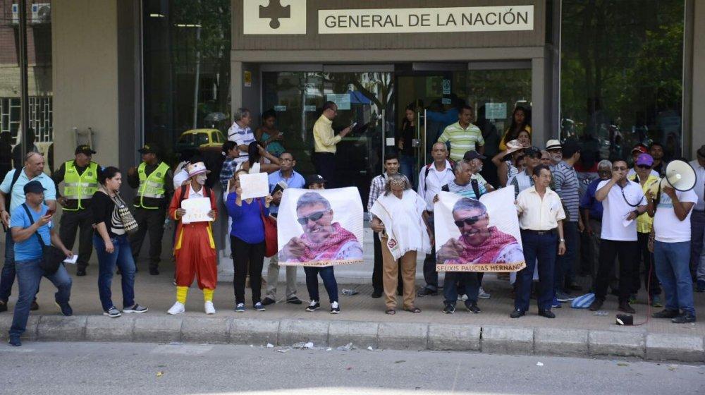 Los protestantes durante el plantón en la Fiscalía.