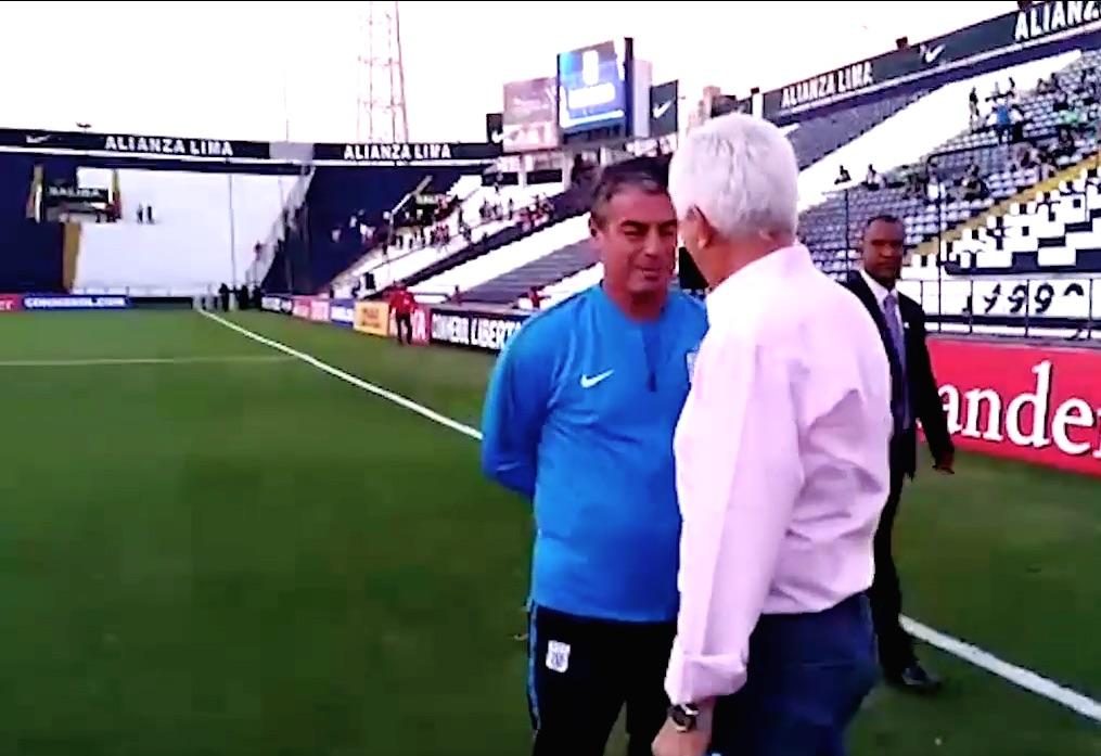 Amistoso saludo de los técnicos Pablo Bengoechea y Julio Comesaña en la antesala del partido.