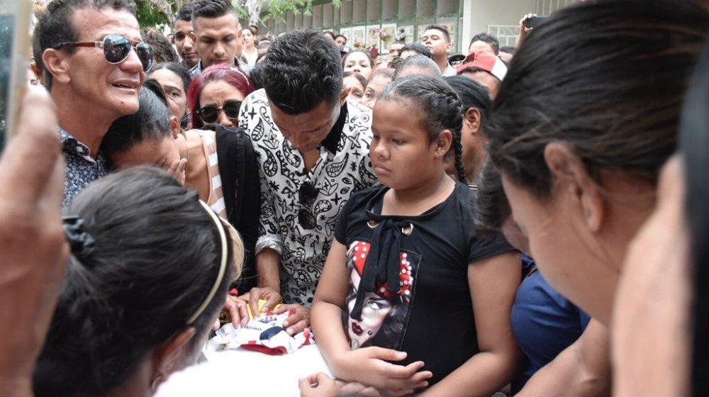 Teófilo Gutiérrez con las dos camisetas de la niña. 