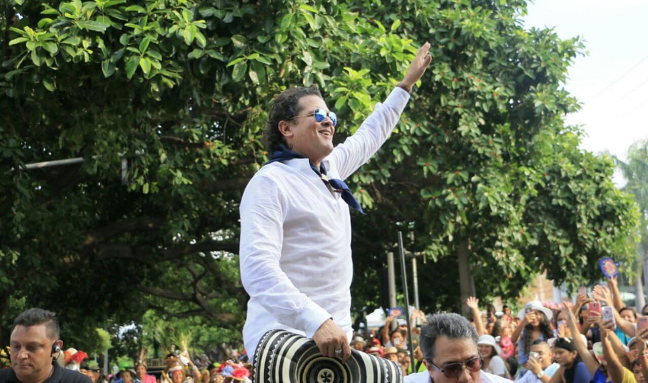 El cantante Carlos Vives se gozó el recorrido.